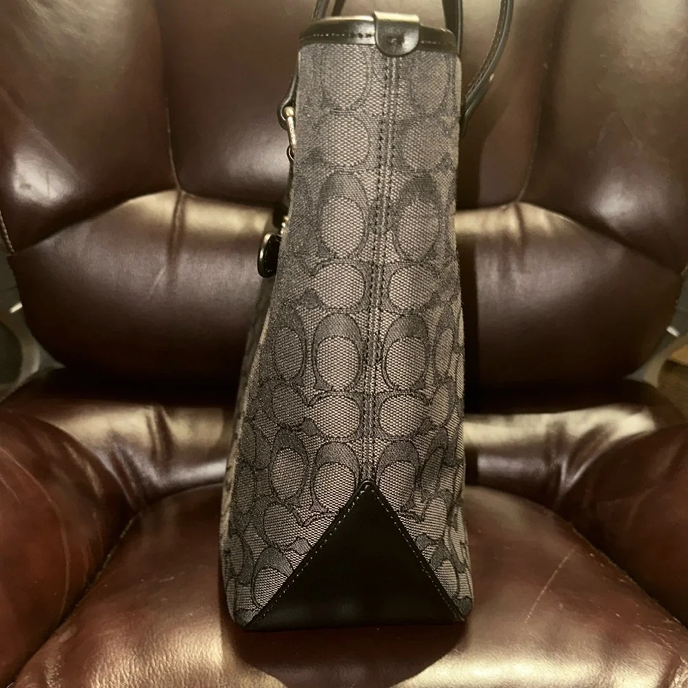 ***SOLD** NWOT Coach Canvas & Leather Signature Gallery Tote - Picture 8 of 15